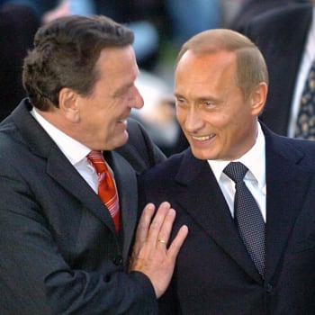 Gerhard Schröder (vlevo) s Vladimirem Putinem