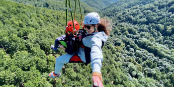 Adrenalinová jízda po laně ve 150 metrech s úchvatným výhledem. Navštivte ZIPline Klíny