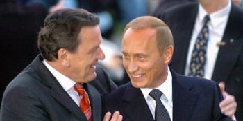 „Zrádce“ Schröder a další. Kdo Putinovi stále pochlebuje? Mezi jeho obhájci jsou velká jména