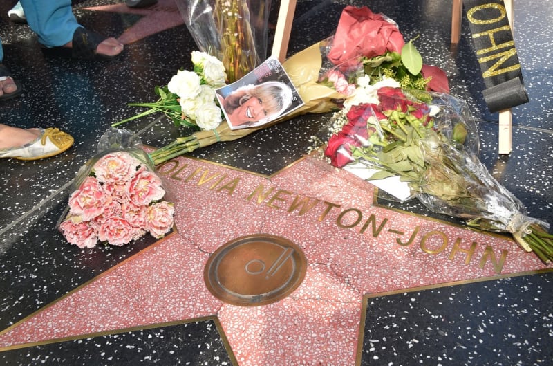 Hvězdu Olivie na Chodníku slávy v Los Angeles zaplavily květiny.
