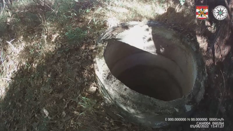 Muž si podřezal žíly a utekl do lesa. Policisté ho našli ve studni se smyčkou kolem krku