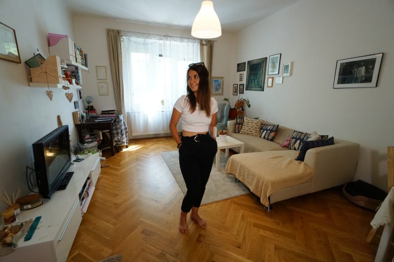 Sympatická černovláska obývá byt v činžovním domě nedaleko centra Prahy. Jelikož jde o starou zástavbu, dva pokoje s kuchyňským koutem se rozkládají na velkorysých čtyřiasedmdesáti metrech čtverečních. 