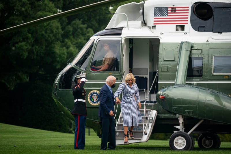 Joe Biden a jeho zena Jill po navratu z Kentucky (8. 8. 2022)