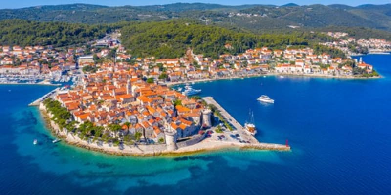 Pohled na město Korčula, které leží na stejnojmenném ostrově