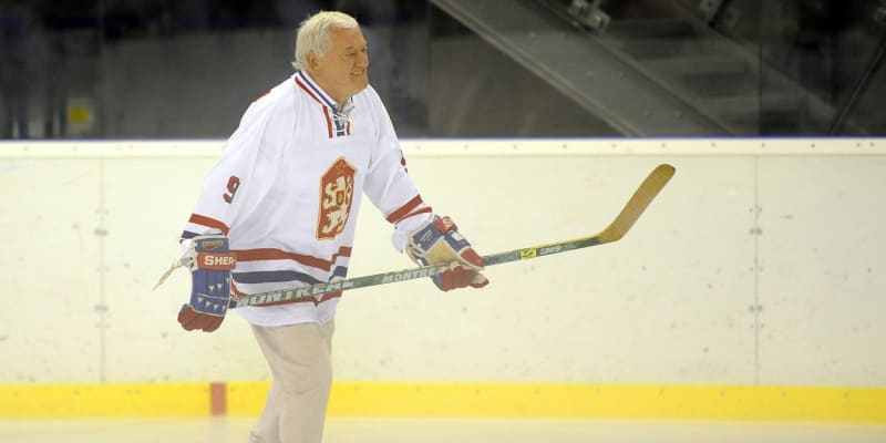Bývalý československý hokejový reprezentant Jozef Golonka má ve své sbírce i stříbrnou a zlatou olympijskou medaili. 