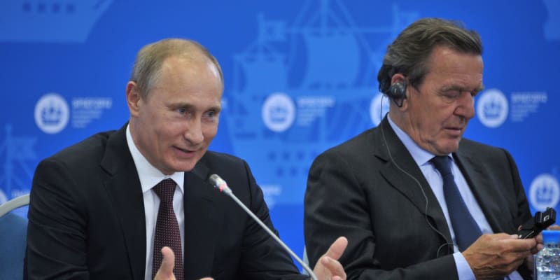 Gerhard Schröder (vpravo) s Vladimirem Putinem