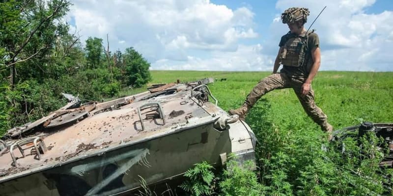 Člen ukrajinské 93. mechanizované brigády postává u zničeného ruského obrněnce. (3. srpna 2022)
