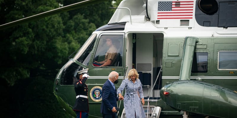 Joe Biden a jeho žena Jill po návratu z Kentucky (8. 8. 2022)