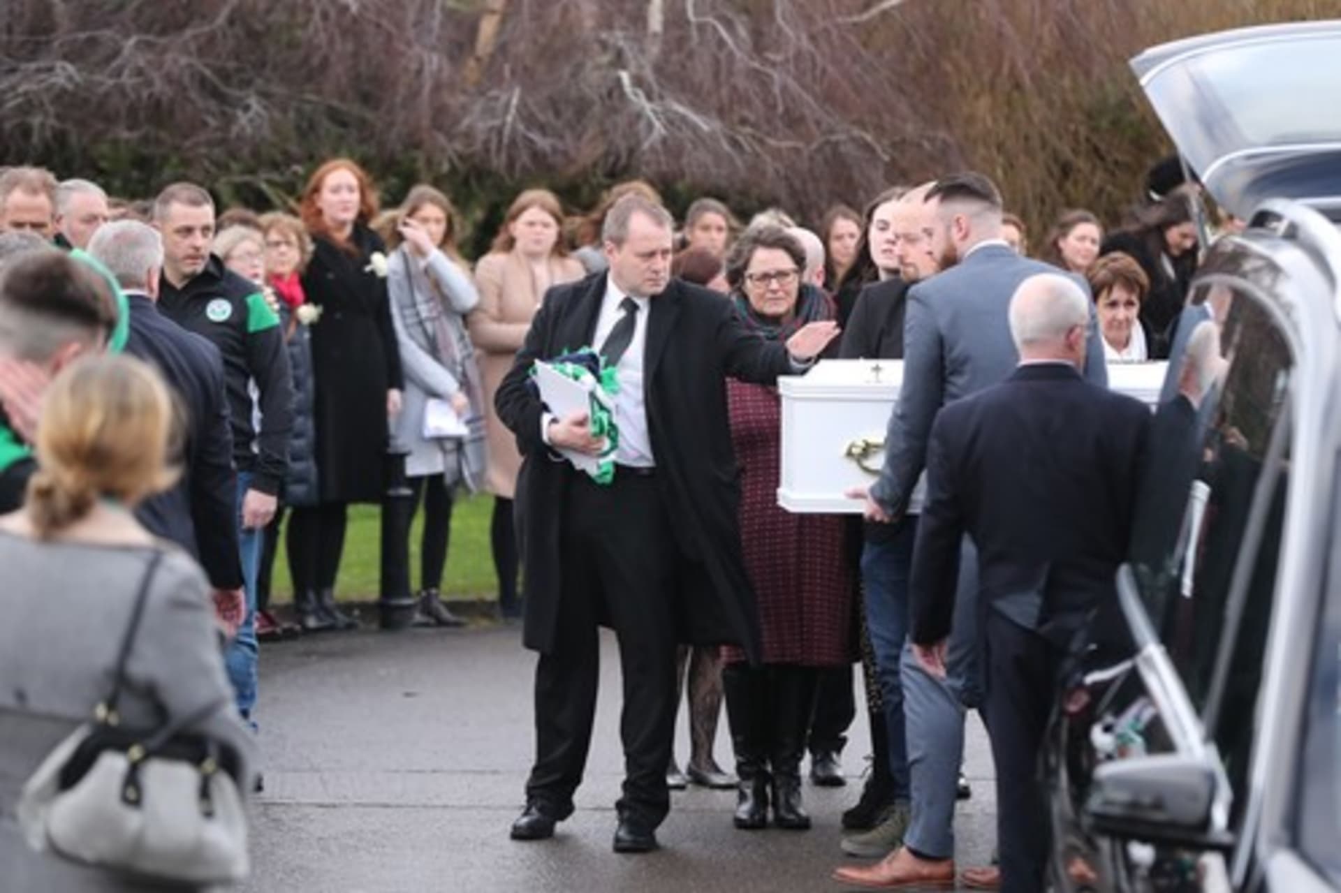 Andrew McGinley na pohřbu svých tří dětí, který se v roce 2020 konal v Dublinu