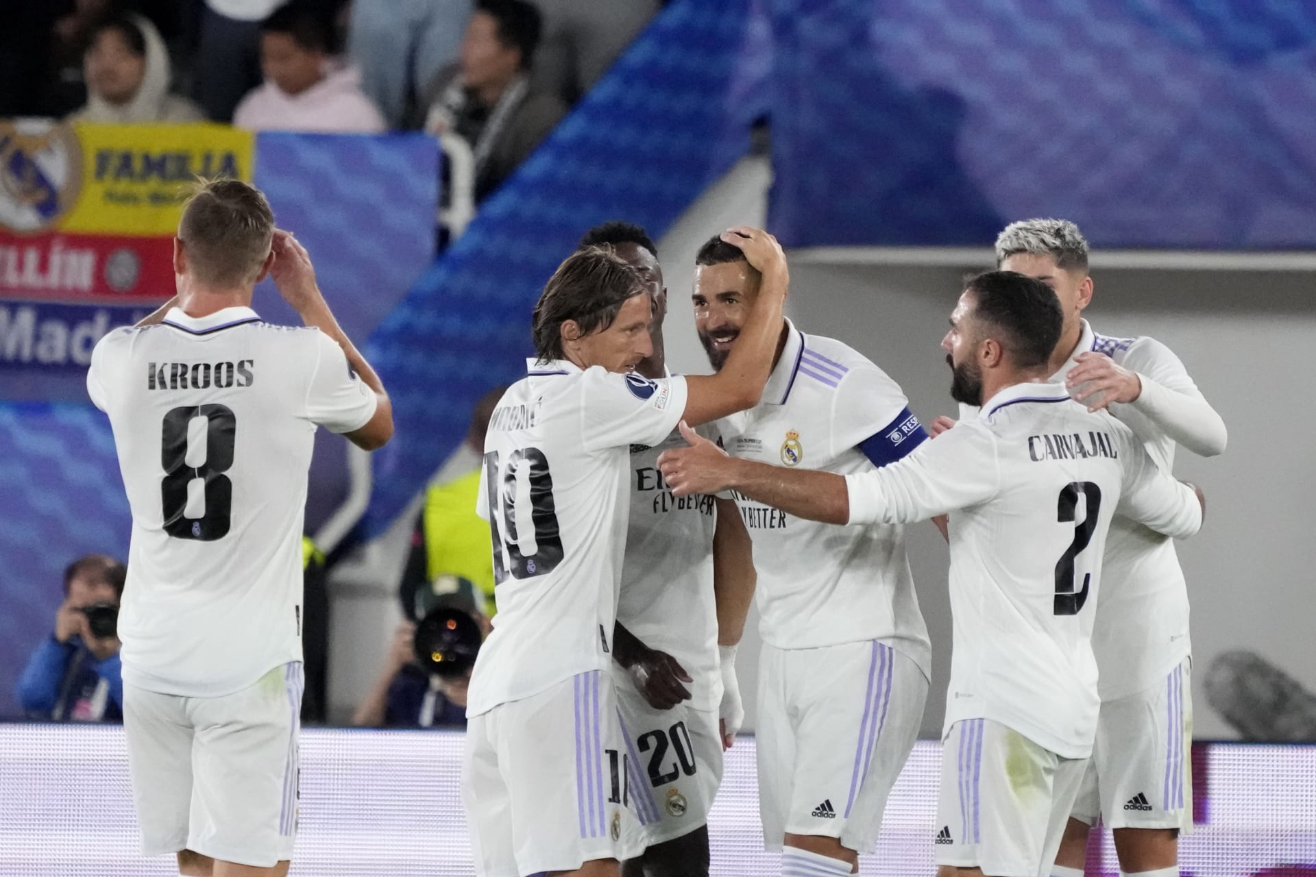 Karim Benzema oslavuje se spoluhráči gól na 2:0