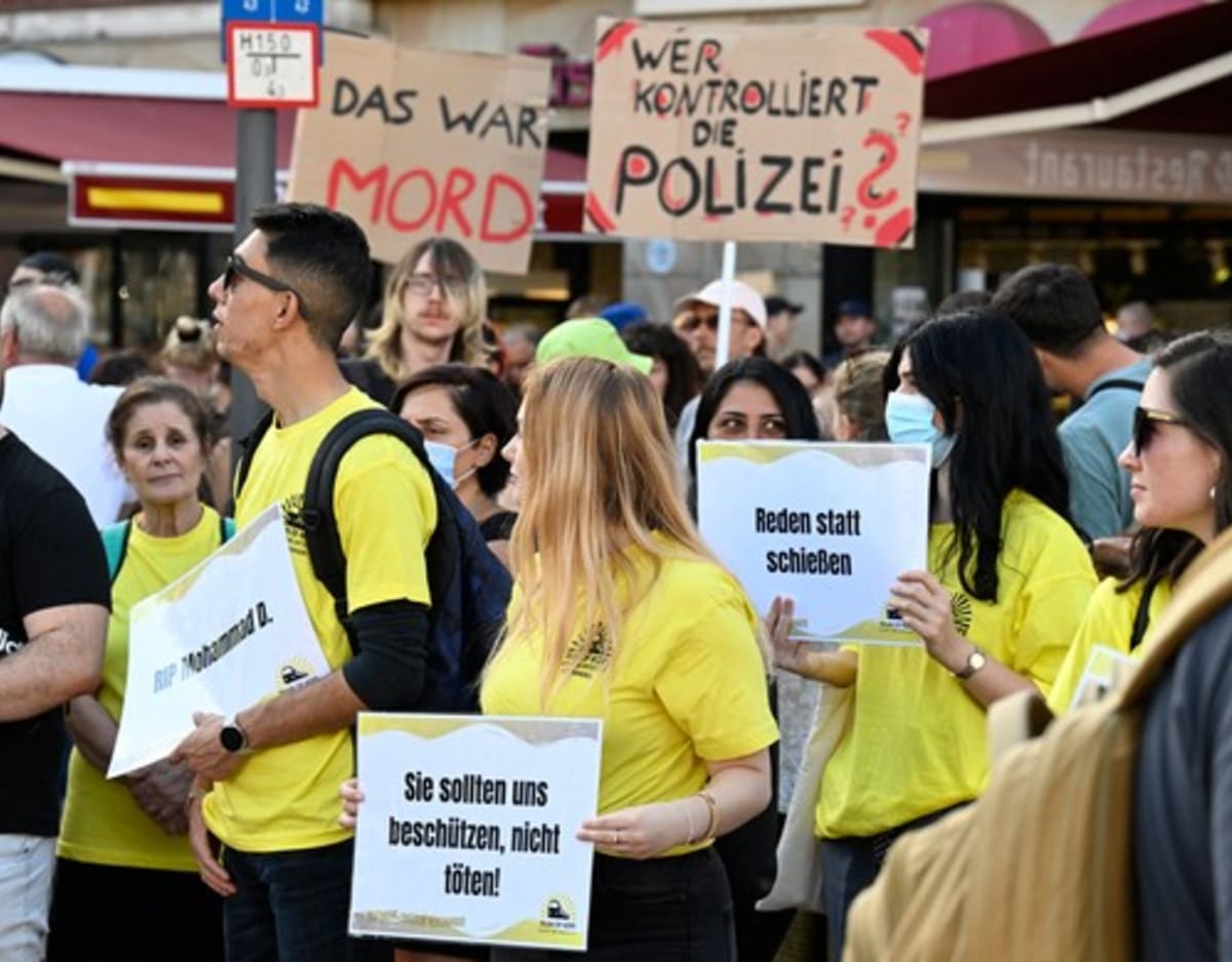 Demonstranti s transparenty „Byla to vražda“ a „Kdo kontroluje policii?“ požadují prošetření postupu dortmundské policie v případu smrti nezletilého černocha