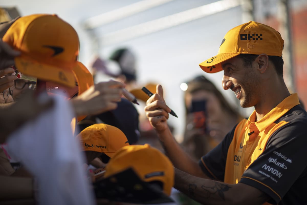 Mezi fanoušky je pro svoji veselou povahu Daniel Ricciardo velmi oblíbený.