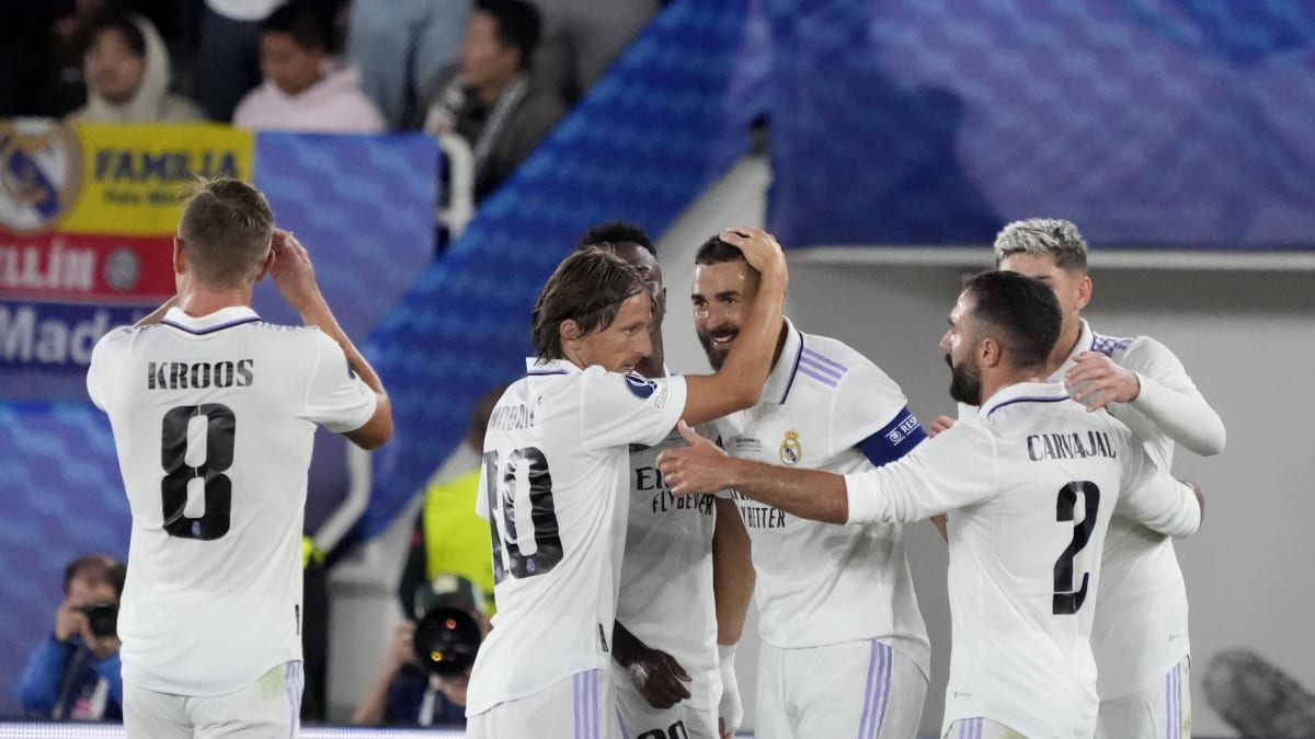 Karim Benzema oslavuje se spoluhráči gól na 2:0