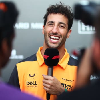 Dlouholetému pilotovi formule 1 Danielu Ricciardovi úsměv z tváře prakticky nemizí. Dění posledních dní ho ale zřejmě donutilo udělat výjimku. 