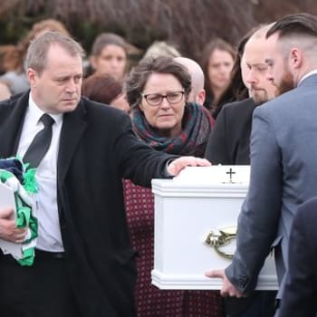 Andrew McGinley na pohřbu svých tří dětí, který se v roce 2020 konal v Dublinu