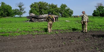 Drsné video z bojů: Ukrajinci zničili ruského obrněnce i s vojáky, kteří na něm seděli