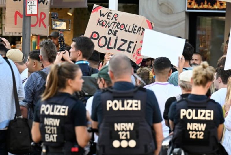 Policie v Dortmundu dohlíží na průběh demonstrace