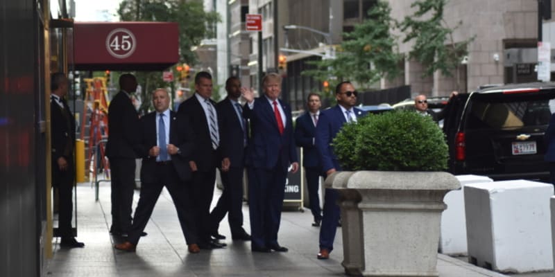 Donald Trump odjíždí ze slyšení na generální prokuratoře státu New York