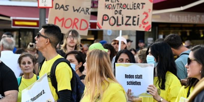 Demonstranti s transparenty „Byla to vražda“ a „Kdo kontroluje policii?“ požadují prošetření postupu dortmundské policie v případu smrti nezletilého černocha