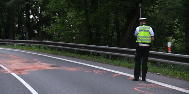 Smrtelnou nehodu motorkáře vyšetřují policisté na Jablonecku.