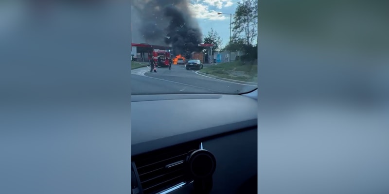 Pražští hasiči zasahovali ve středu odpoledne u masivního požáru osobního auta v ulici K Barrandovu. 