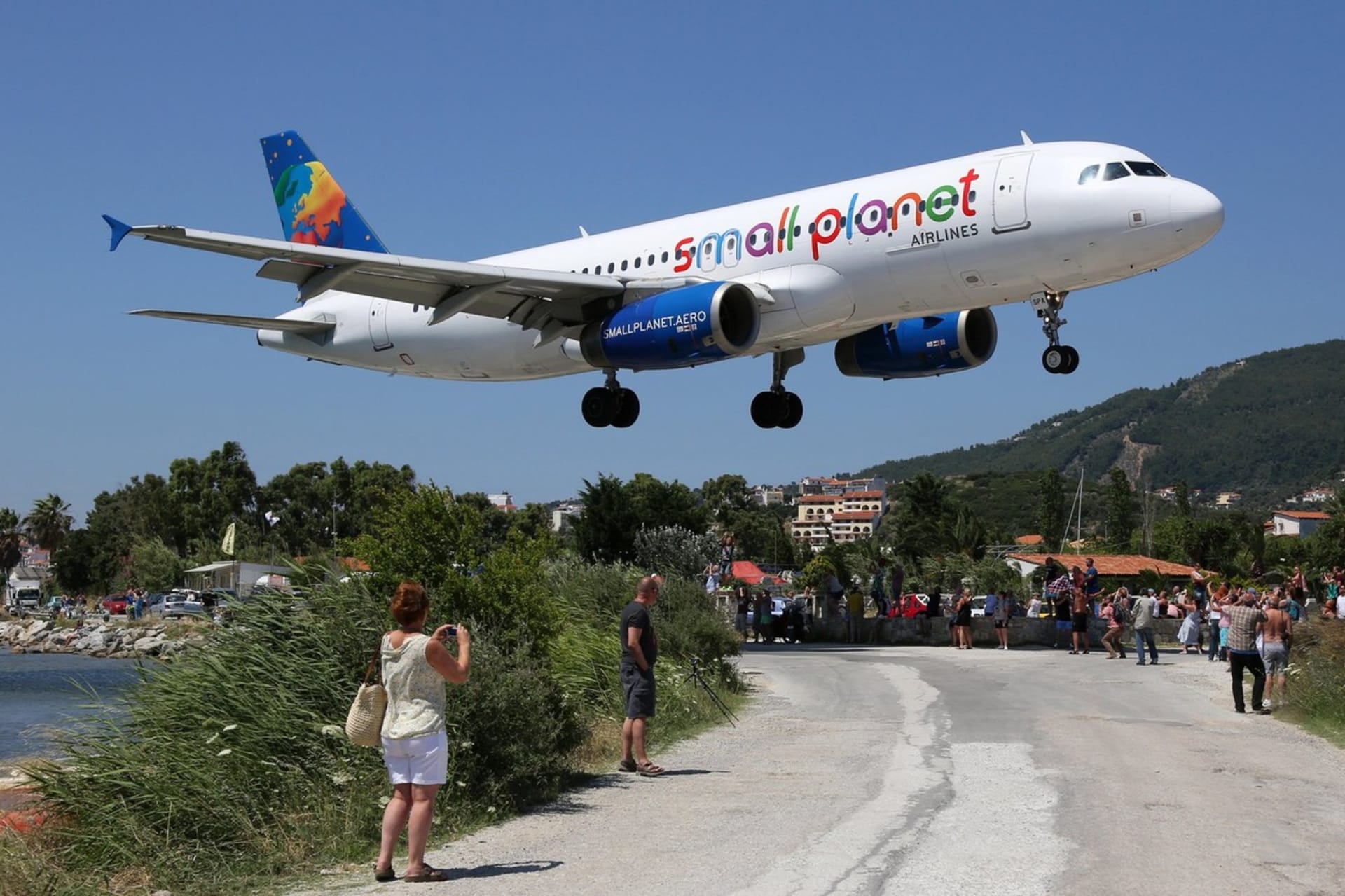 Velmi nízké přelety letadel jsou jednou z vyhledávaných turistických atrakcí na ostrově Skiathos