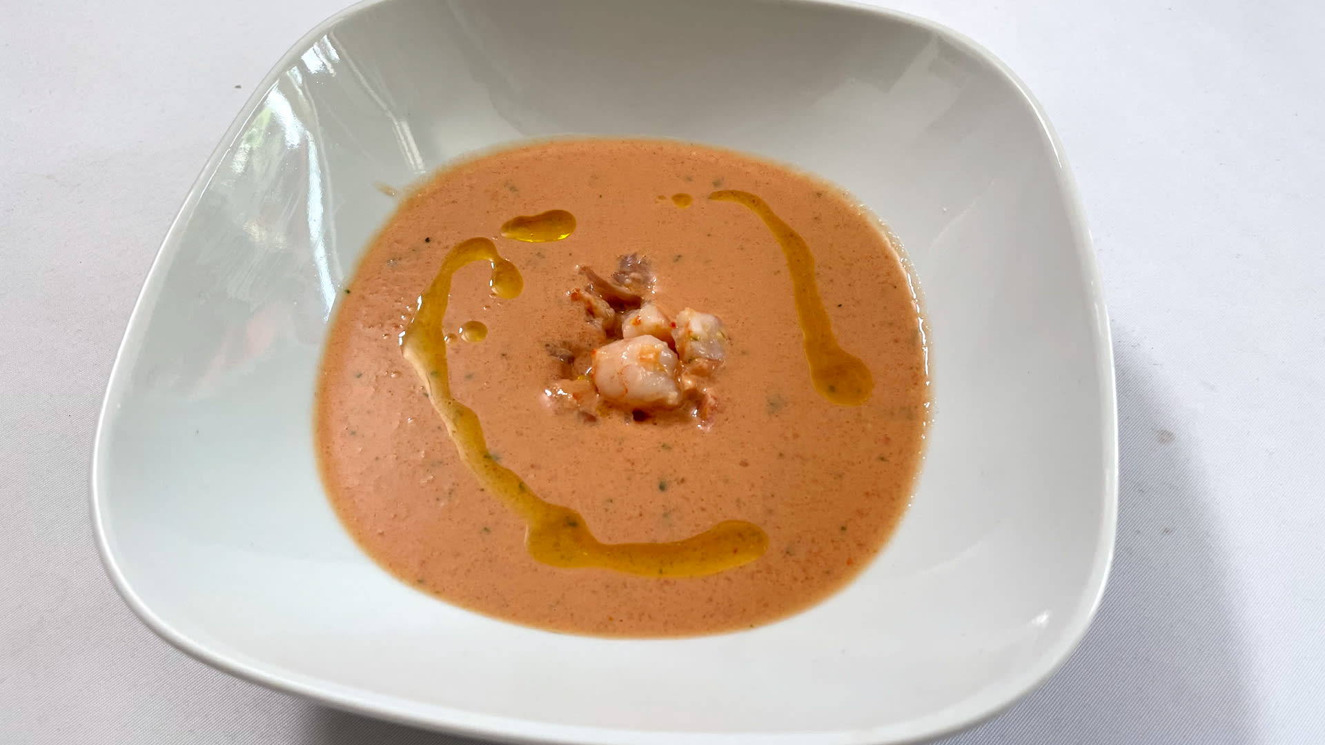 Španělská polévka gazpacho s krevetami