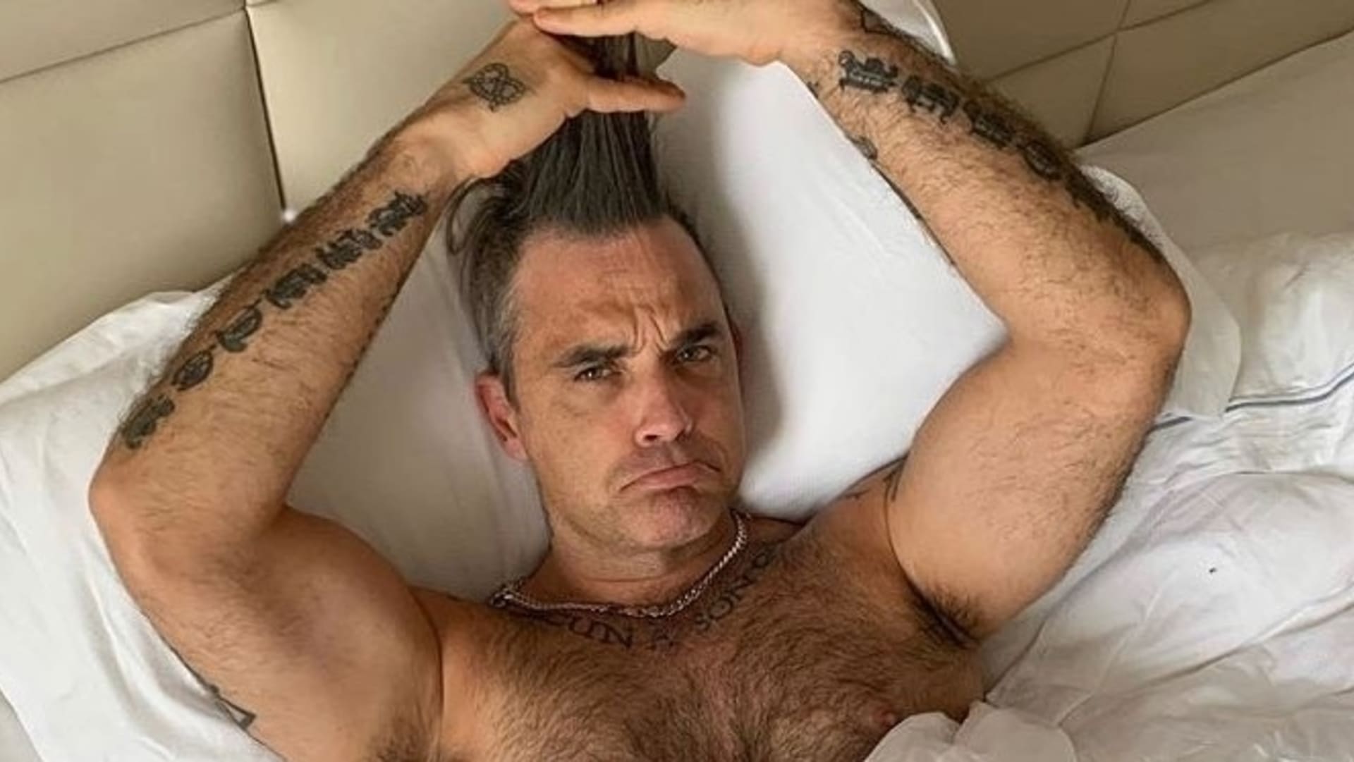 Robbie Williams rád sdílí odvážné snímky.