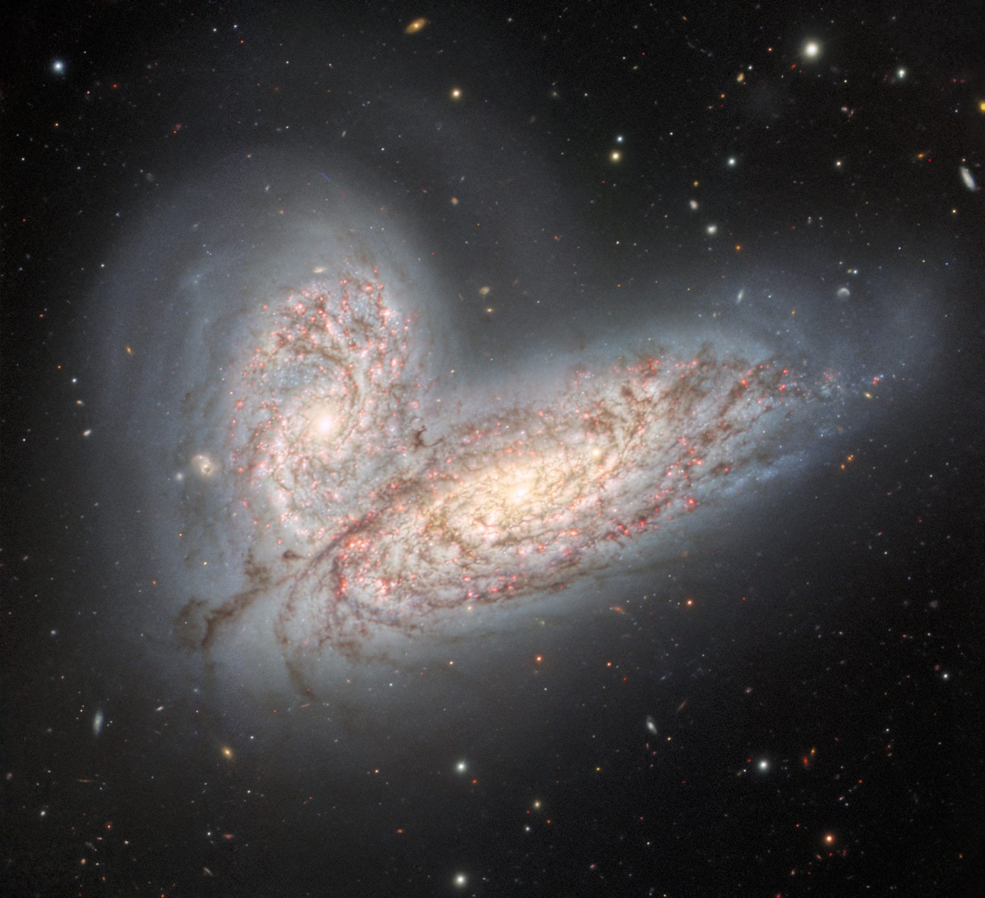 Kolize galaxií NGC 4568 a NGC 4567, snímek pořízený mezinárodní observatoří Gemini