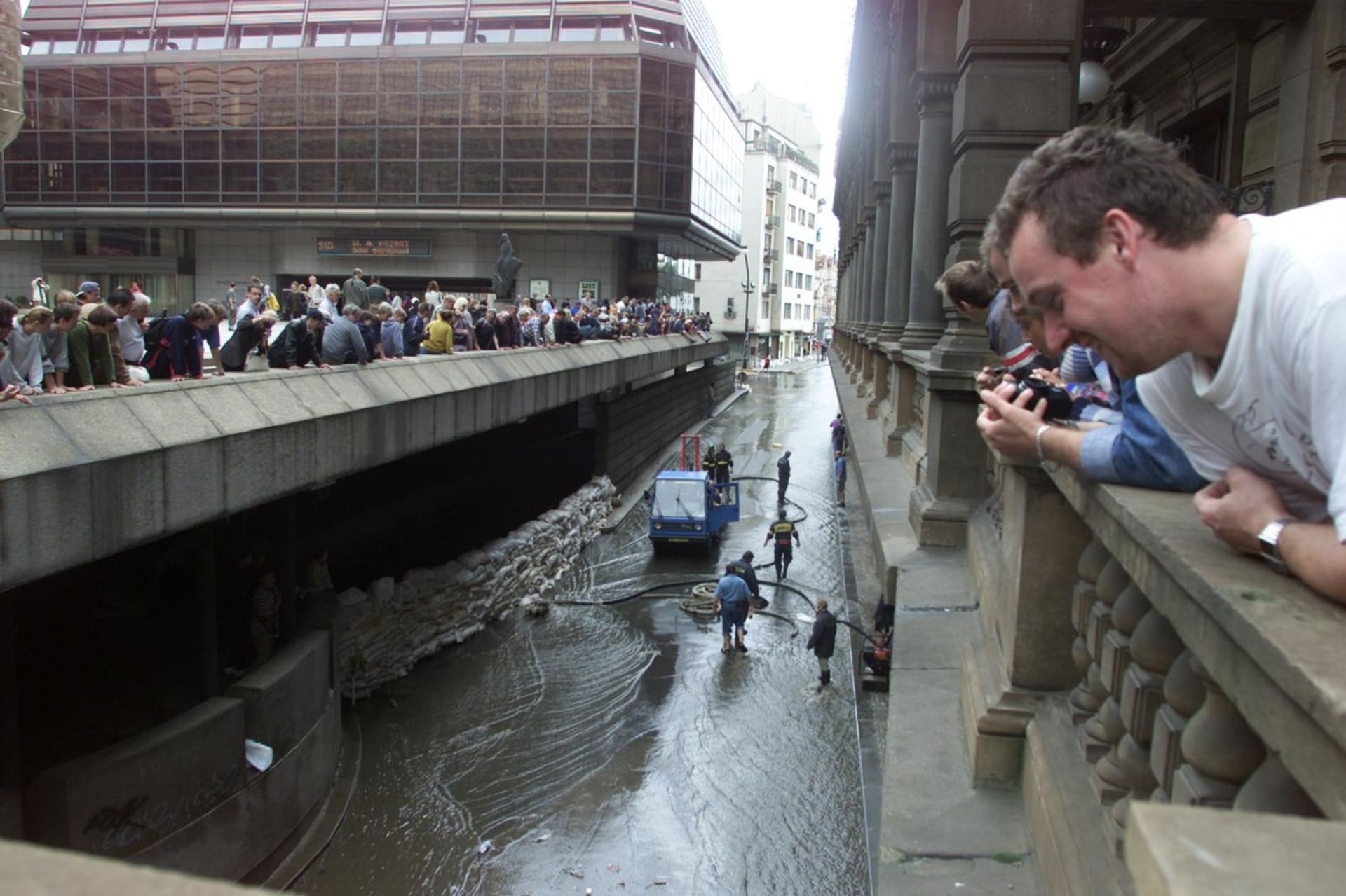 Od nejhorších povodní v české historii je to již 20 let. Snímky zatopené Prahy se staly smutným symbolem.
