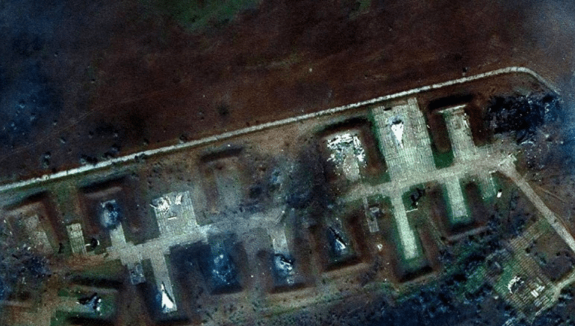 Satelitní snímky poničeného vojenského letiště Novofedorivka na Krymu