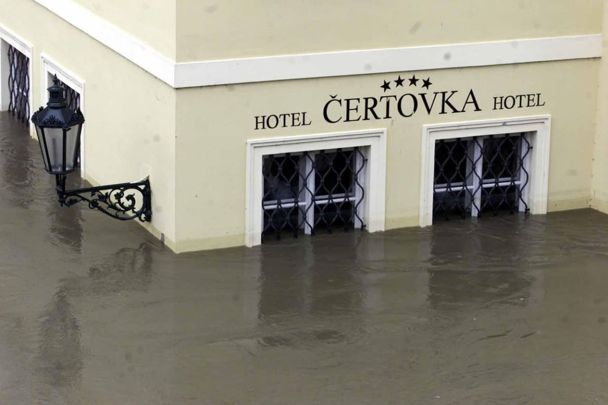 Od nejhorších povodní v české historii je to již 20 let. Snímky zatopené Prahy se staly smutným symbolem.