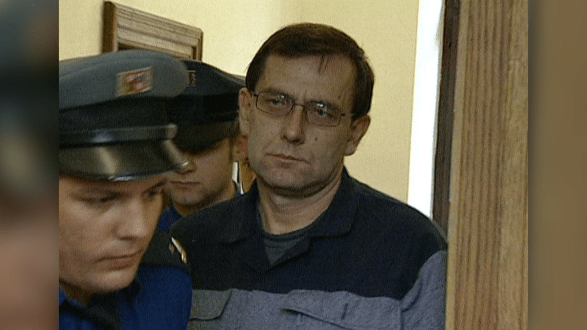 Po útěku z vězení žil Ladislav Winkelbauer v Praze. Změnil barvu vlasů, začal nosit brýle a používal zfalšované doklady. 