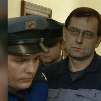 Po útěku z vězení žil Ladislav Winkelbauer v Praze. Změnil barvu vlasů, začal nosit brýle a používal zfalšované doklady. 