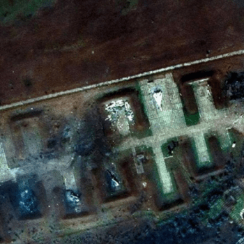 Satelitní snímky poničeného vojenského letiště Novofedorivka na Krymu.