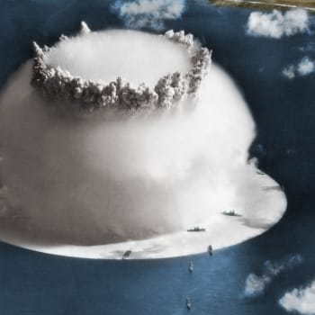 Výbuch cvičné atomové bomby Baker, kterou svrhly Spojené státy po druhé světové válce do oblasti atolu Bikini.
