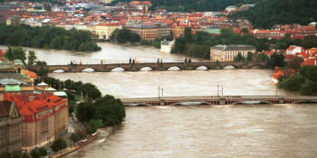 Před 20 lety smetla Prahu ničivá povodeň. Podívejte se na záběry zkázy i unikátní grafiku
