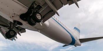 Airbus letící těsně nad hlavami vyděsil turisty na řeckém ostrově. Proč pilot riskoval?
