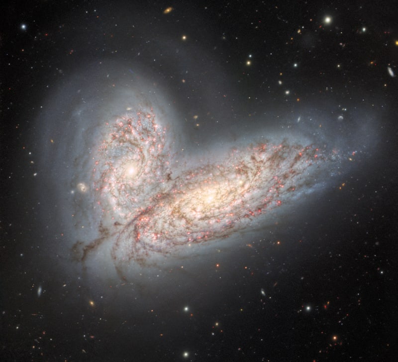 Kolize galaxií NGC 4568 a NGC 4567, snímek pořízený mezinárodní observatoří Gemini