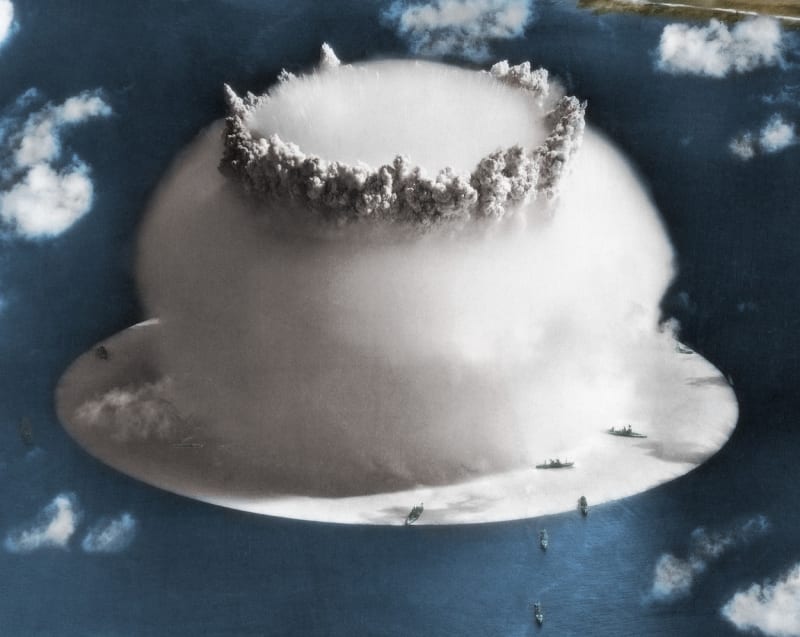 Výbuch cvičné atomové bomby Baker, kterou svrhly Spojené státy po druhé světové válce do oblasti atolu Bikini.