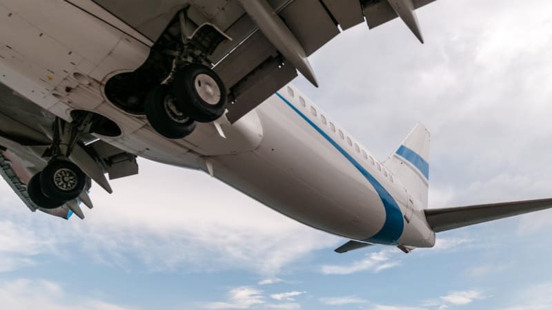 Airbus letící těsně nad hlavami vyděsil turisty na řeckém ostrově. Proč pilot riskoval?