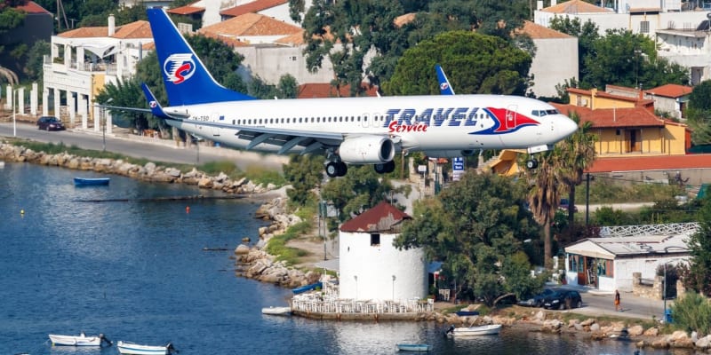 Velmi nízké přelety letadel jsou jednou z vyhledávaných turistických atrakcí na ostrově Skiathos