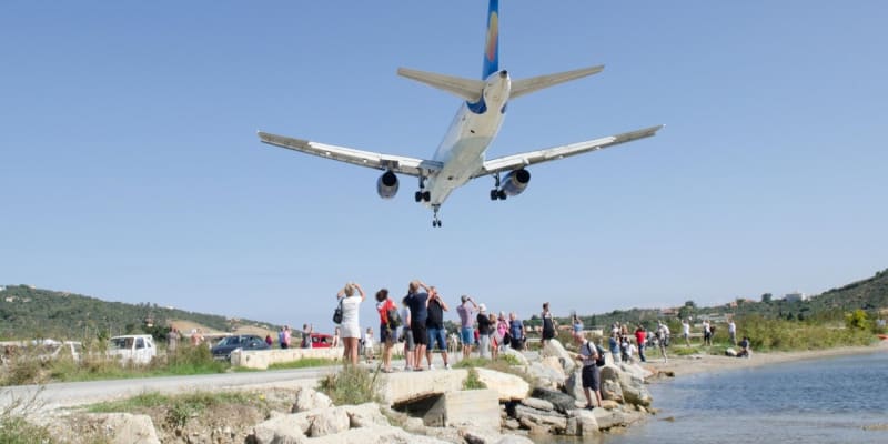 Velmi nízké přelety letadel jsou jednou z vyhledávaných turistických atrakcí na ostrově Skiathos.