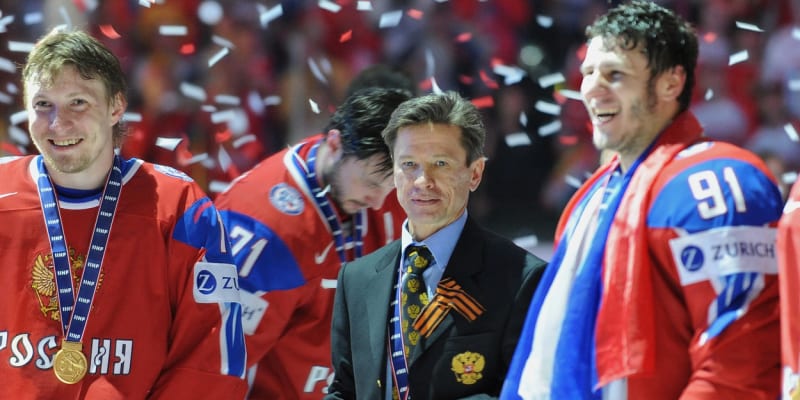 Rusové slaví zlato z MS v hokeji 2009 ve Švýcarsku. 