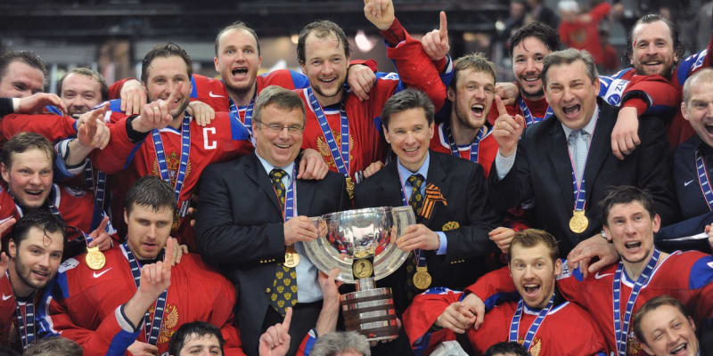 Rusové slaví zlato z MS v hokeji 2009 ve Švýcarsku. 