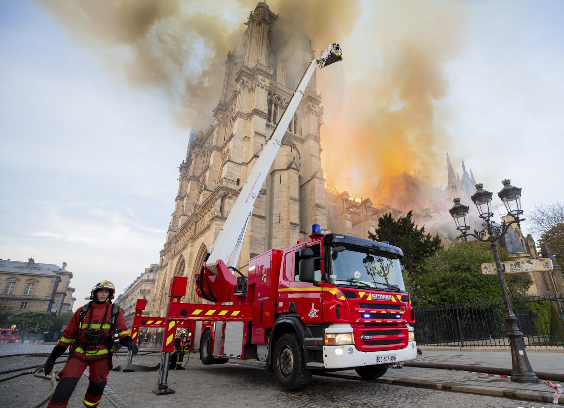 Požár Notre-Dame řešilo přes 400 hasičů