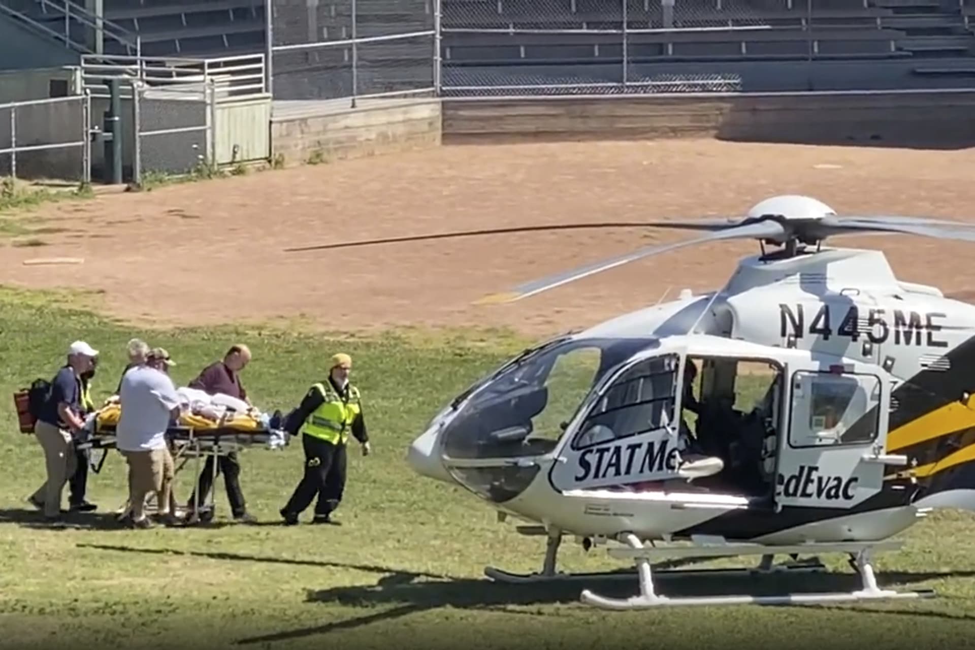 Salman Rushdie utrpěl bodnou ránu do krku a byl vrtulníkem převezen do místní nemocnice. 