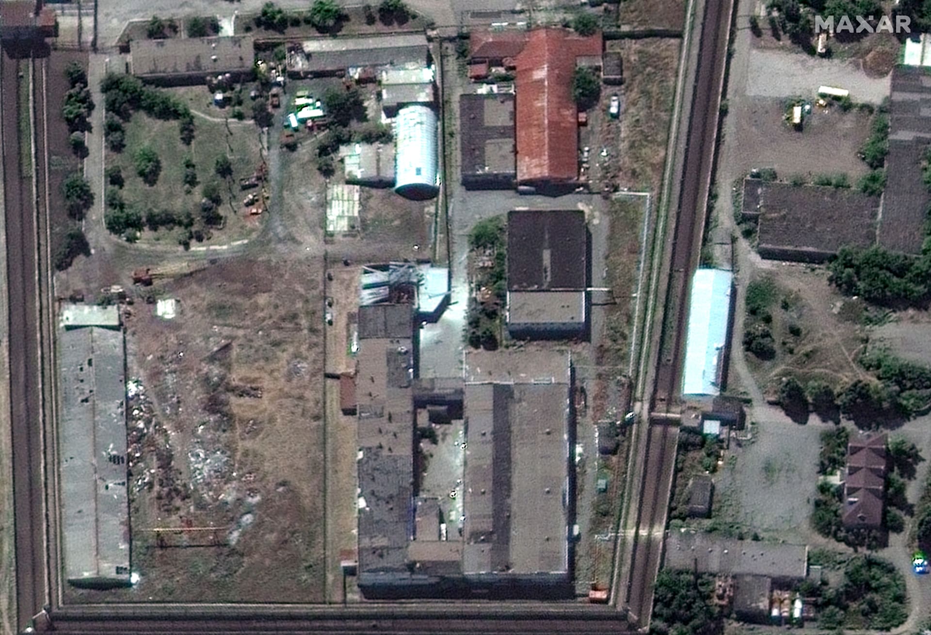 Satelitní snímek věznice v Olenivce, uprostřed je poničená budova se zabitými zajatci.