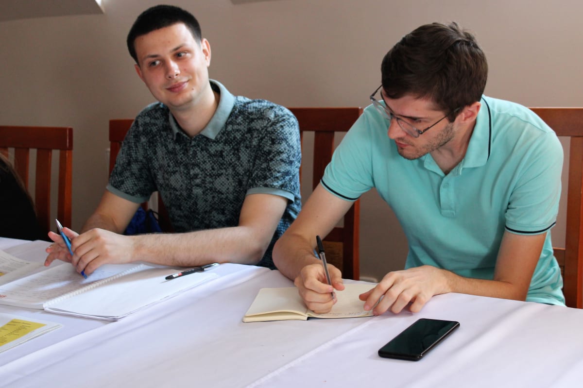 Magistr filosofie Artem Bahlyk z města Luck (vpravo) a další vysokoškolák Ruslan Pidpletko z Charkova. Teď se školí za stevardy na železnici u firmy RegioJet.
