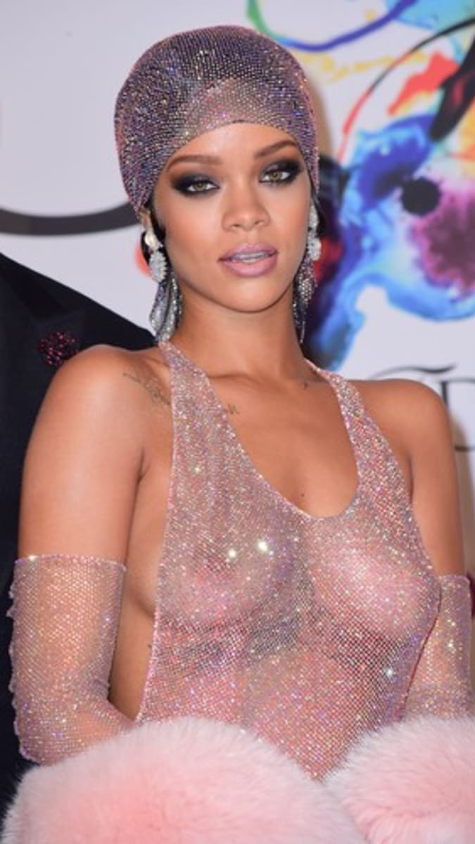 Rihanna se odhalených ňader nebojí. 